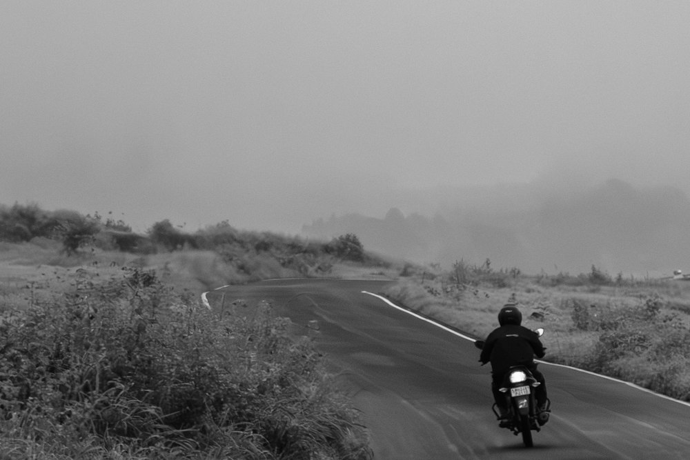 Motociclista em estrada