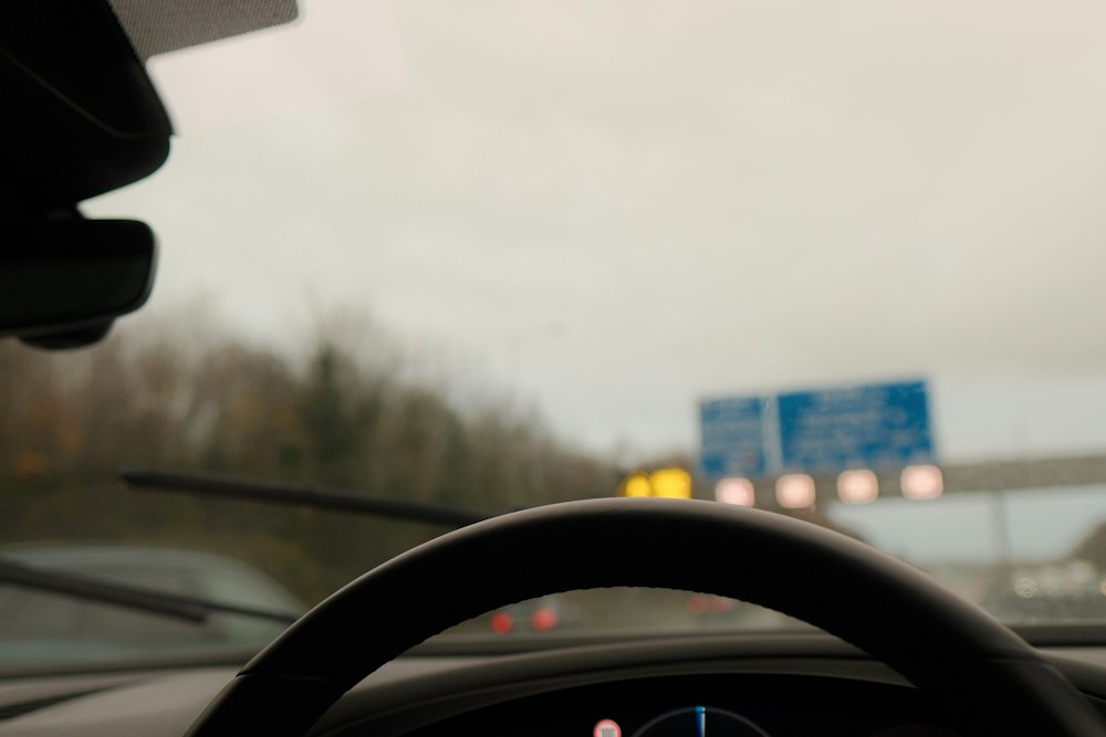 Motorista conduzindo automóvel em rodovia