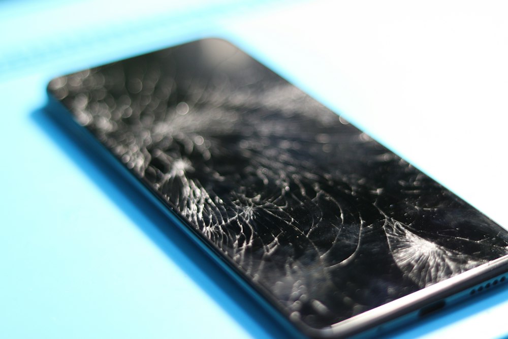 Smartphone com tela quebrada
